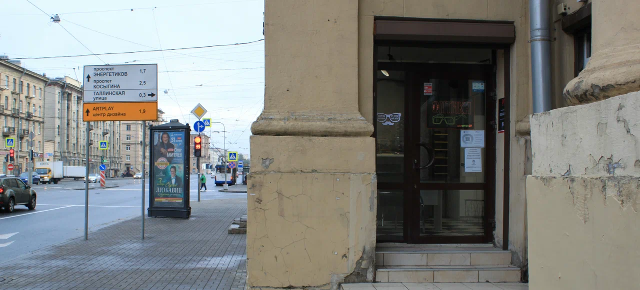 Вход в ClickOptics на Заневском проспекте